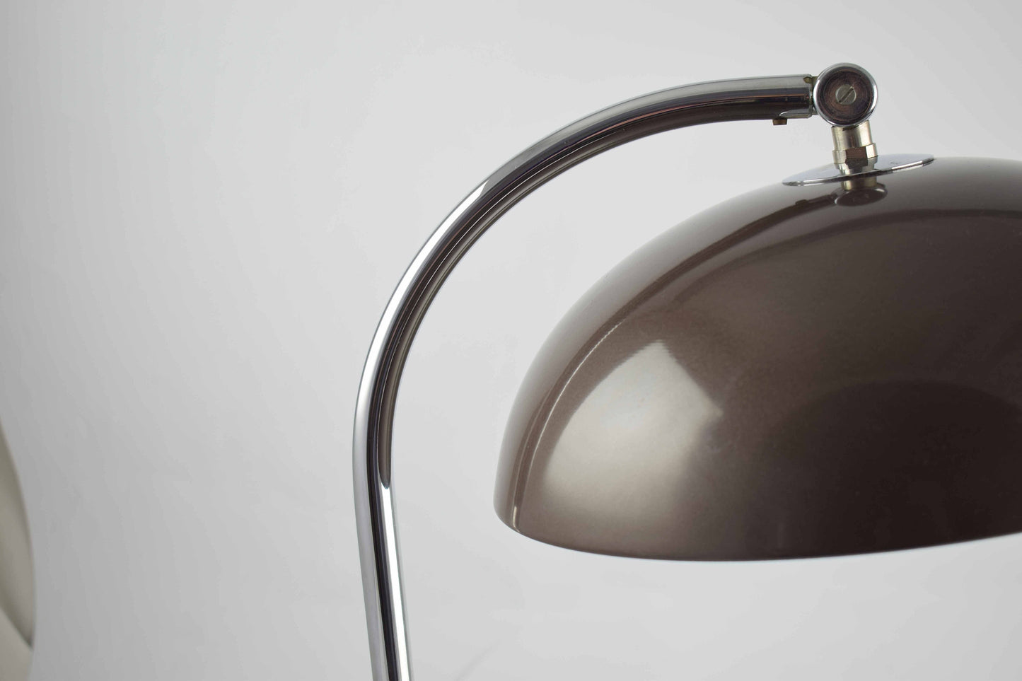 Hala Bureaulamp Model 144 ontworpen Busquet, bekende bruin en chroom design tafellamp uit Nederland