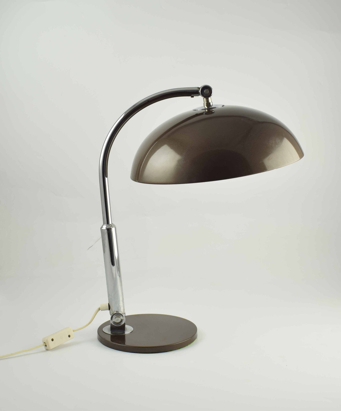Hala Bureaulamp Model 144 ontworpen Busquet, bekende bruin en chroom design tafellamp uit Nederland