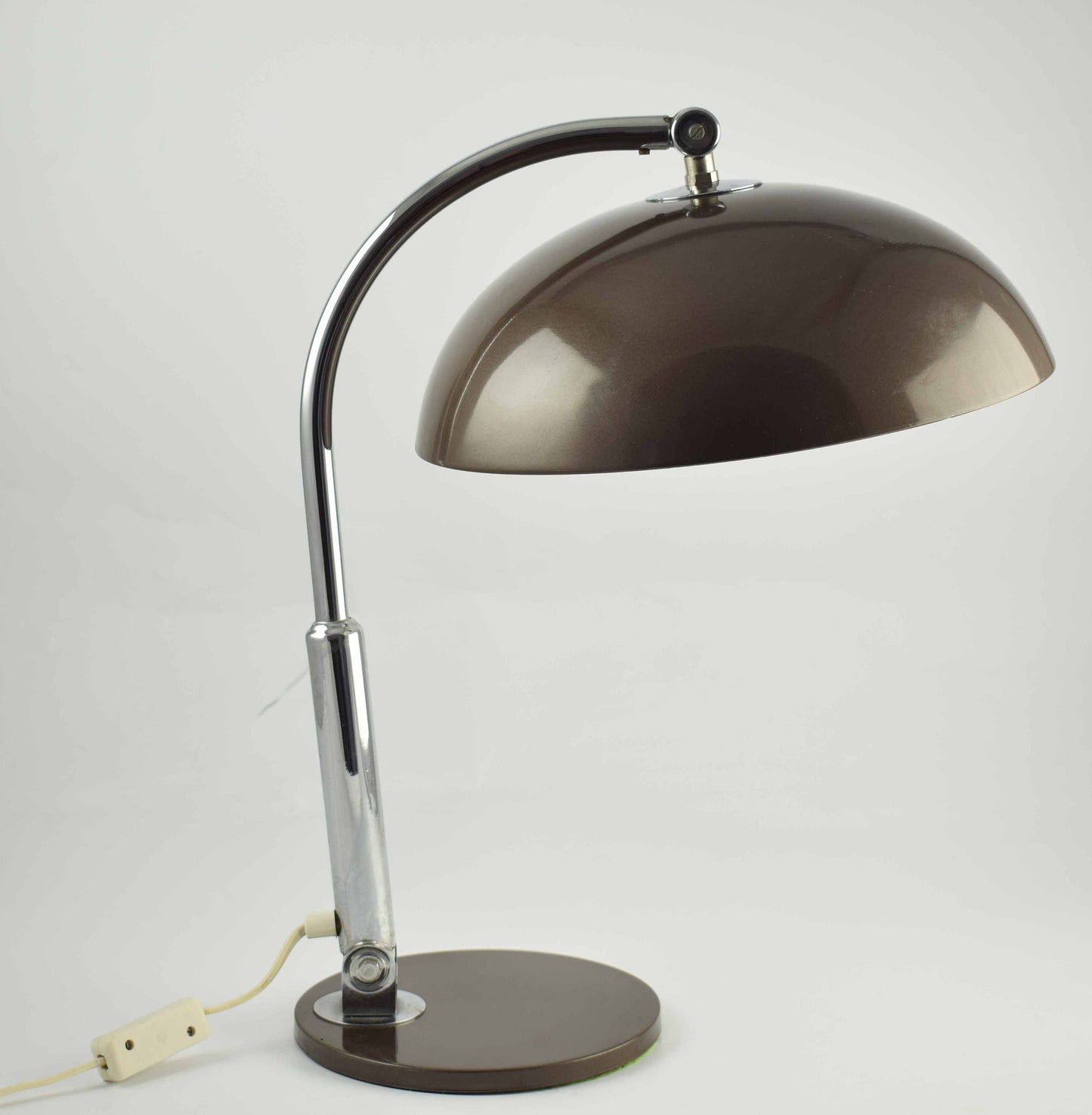 Lámpara de escritorio Hala Modelo 144 diseñada por Busquet, famosa lámpara de mesa de diseño marrón y cromado de los Países Bajos