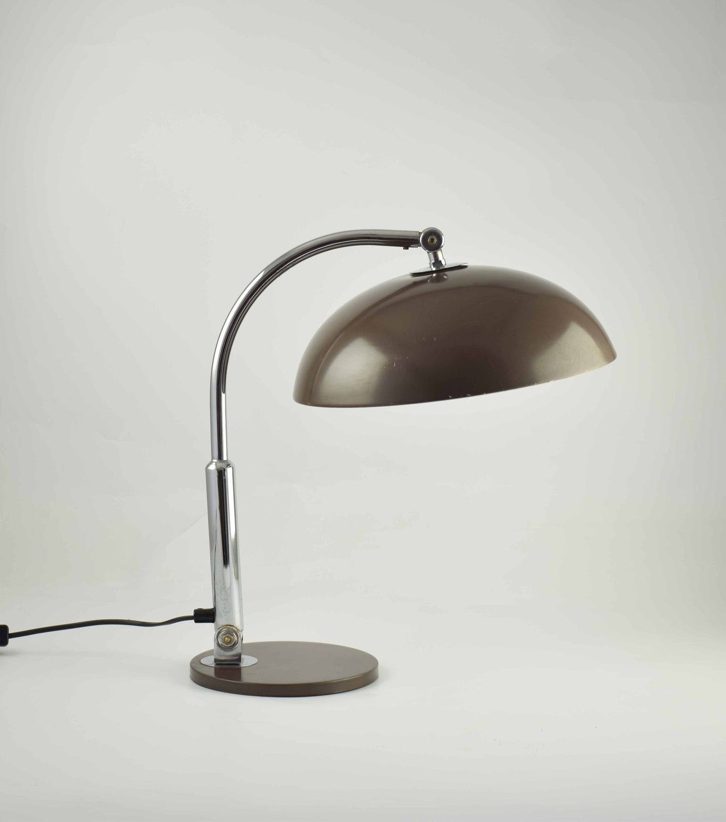 Lámpara de escritorio Hala Modelo 144 diseñada por Busquet, famosa lámpara de mesa de diseño marrón y cromado de los Países Bajos