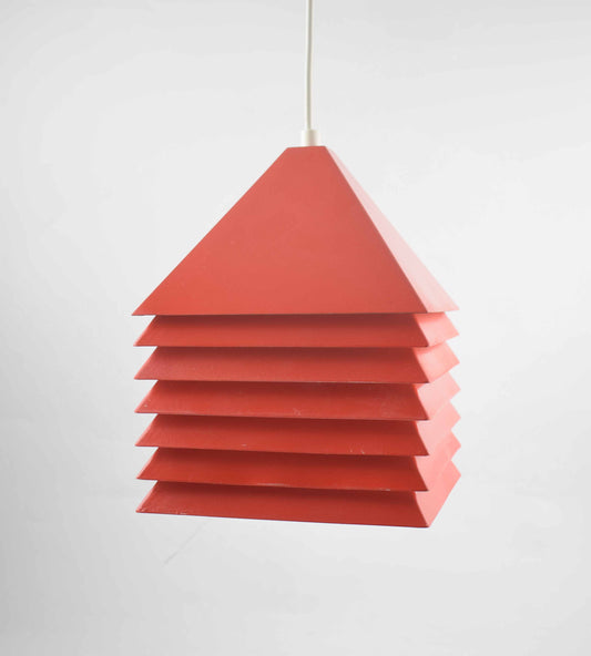 Lámpara colgante roja Diseñada por Hans-Agne Jakobsson y producida por Svera.