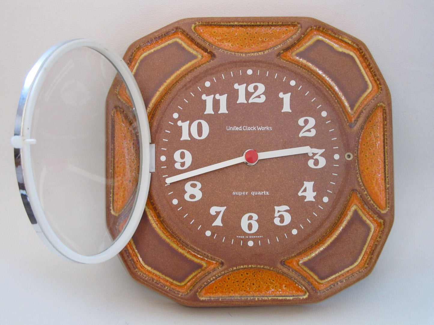 Reloj de pared de cerámica vintage fabricado en Alemania por "United Clock Works"