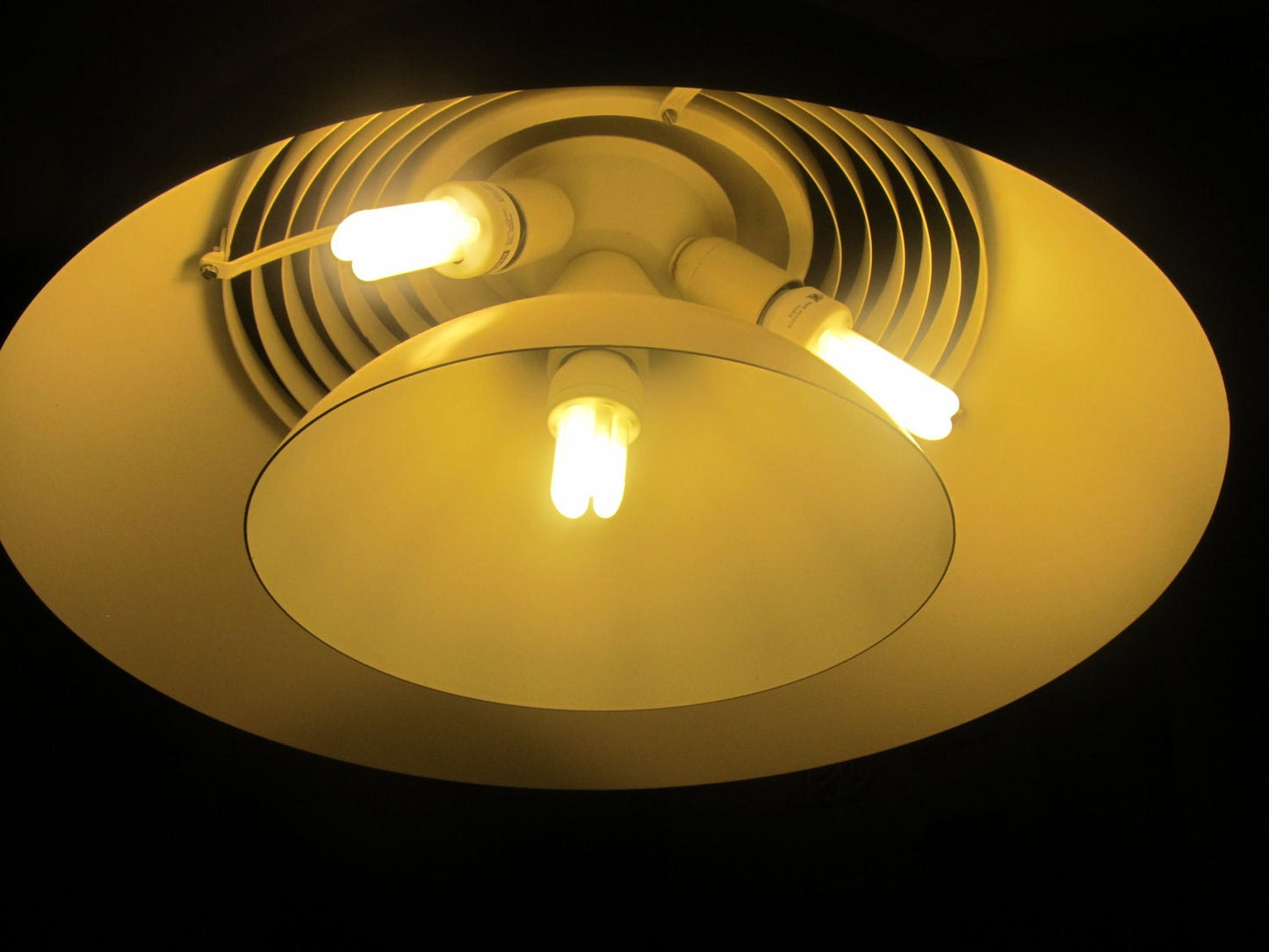 Arne Jacobsen AJ Royal plafondlamp, voor de Scandinavische fabrikant Louis Poulsen, bekend als AJ Royal Pendel