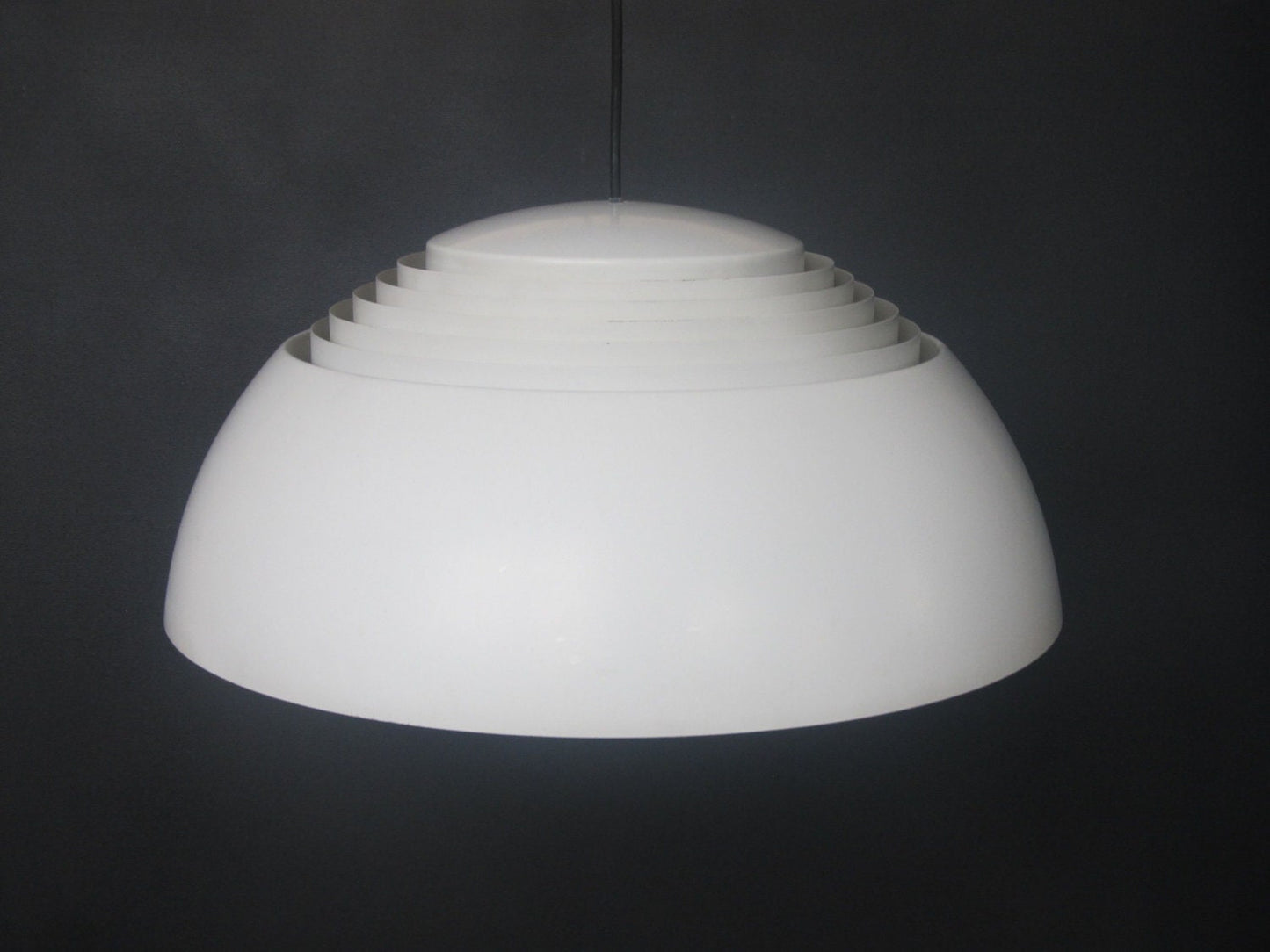 Lámpara de techo AJ Royal de Arne Jacobsen, para el fabricante escandinavo Louis Poulsen, conocido como AJ Royal Pendant