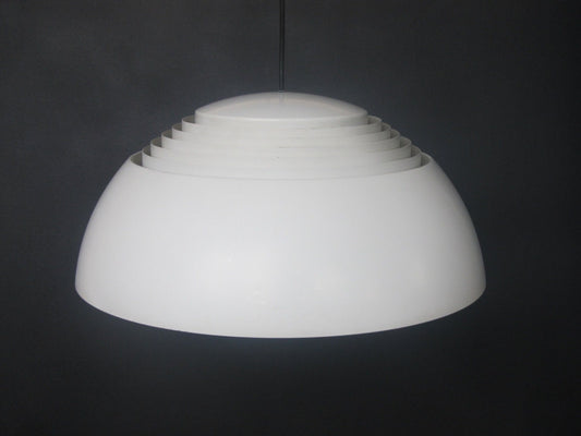 Arne Jacobsen AJ Royal plafondlamp, voor de Scandinavische fabrikant Louis Poulsen, bekend als AJ Royal Pendel