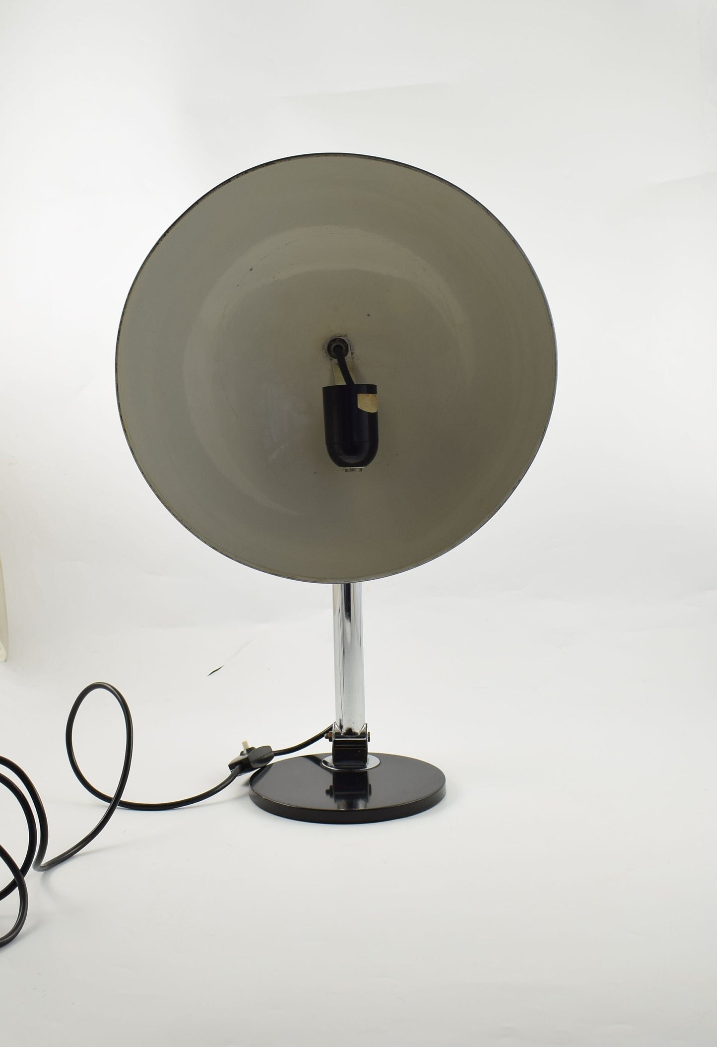 Lámpara de escritorio Hala Modelo 144 diseñada por Busquet, famosa lámpara de mesa de diseño en negro y cromo de los Países Bajos