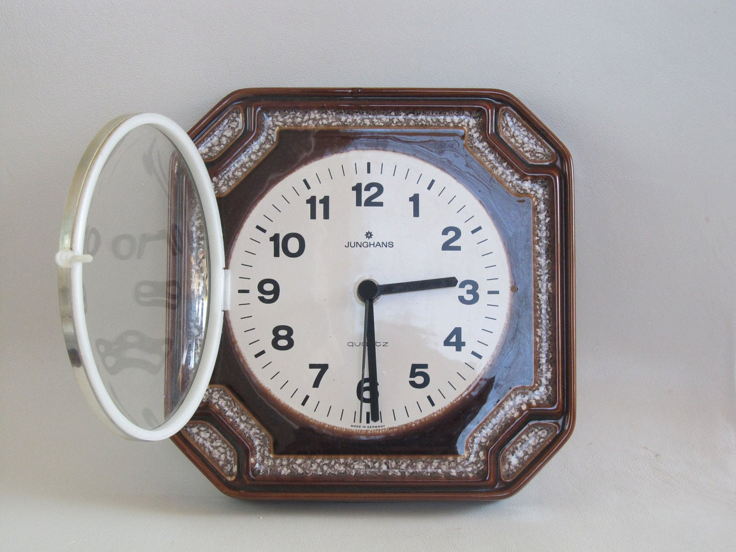 Reloj de pared vintage de cerámica fabricado en Alemania por "Junghans"
