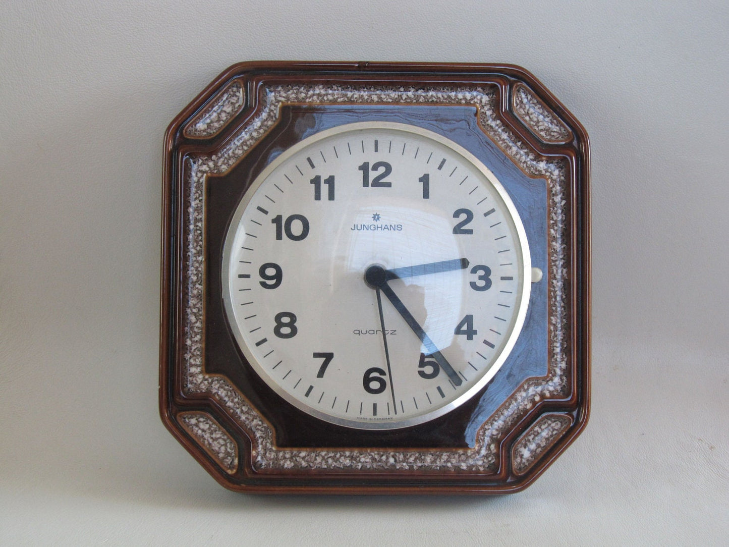 Reloj de pared vintage de cerámica fabricado en Alemania por "Junghans"