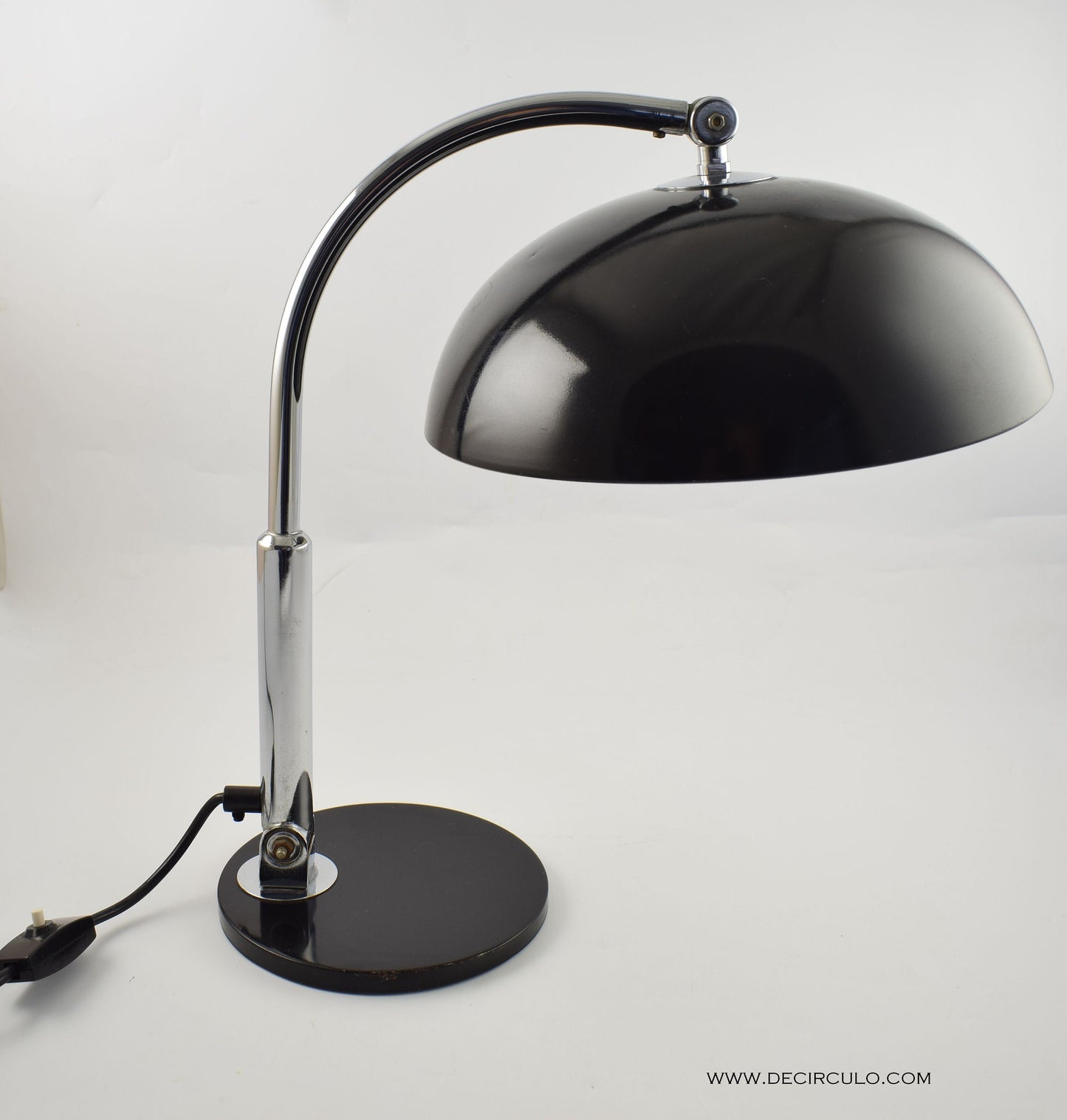 Hala Bureaulamp Model 144 ontworpen Busquet, beroemde zwart en chroom design tafellamp uit Nederland