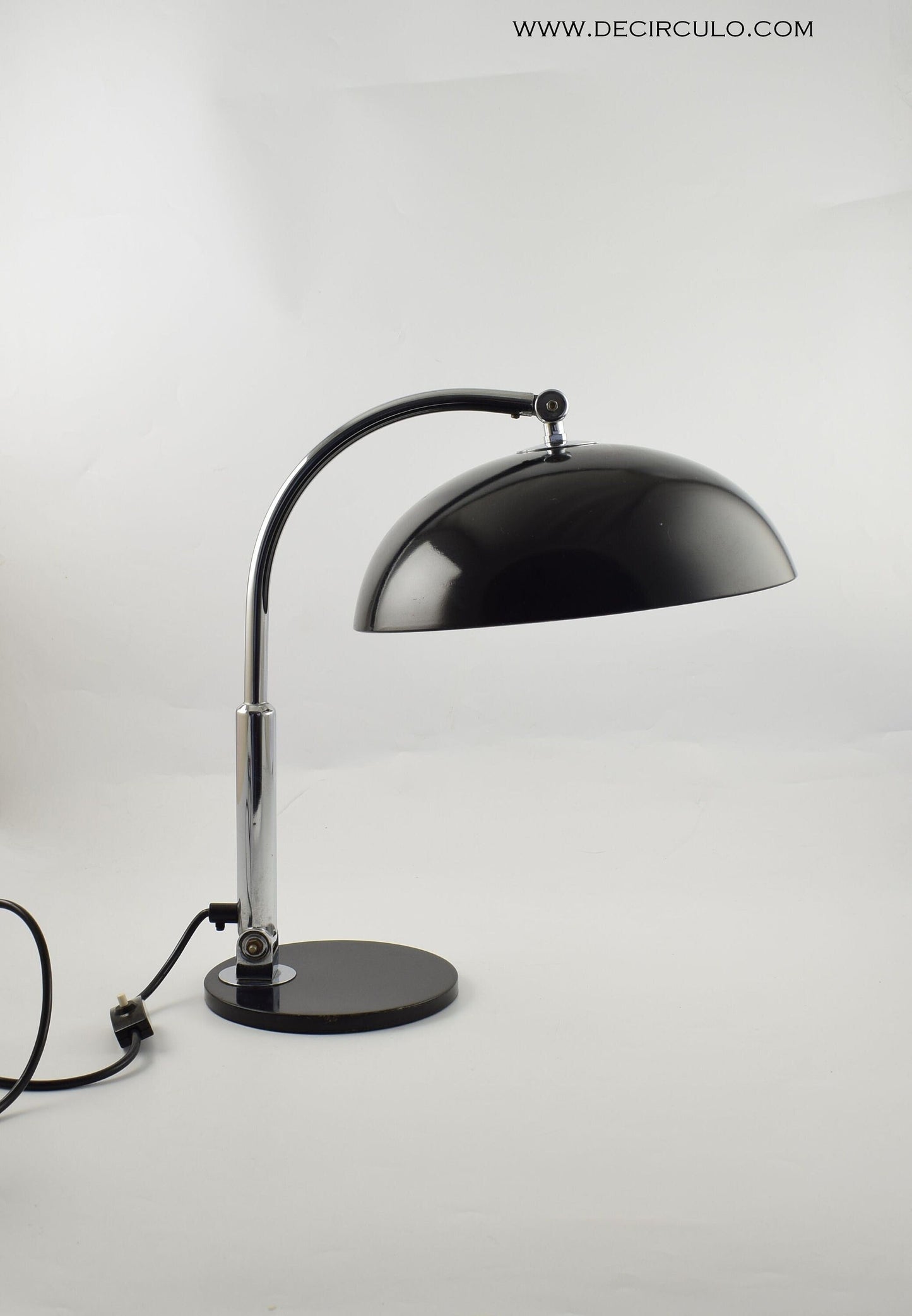 Hala Bureaulamp Model 144 ontworpen Busquet, beroemde zwart en chroom design tafellamp uit Nederland