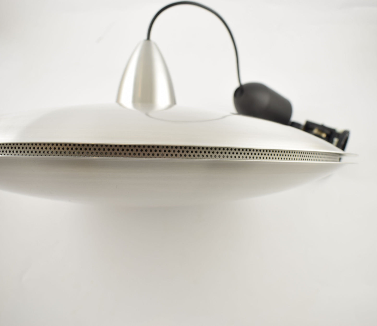 Hala design grote aluminium hanglamp in de vorm van een ufo van het Nederlandse ontwerpbureau Hala.