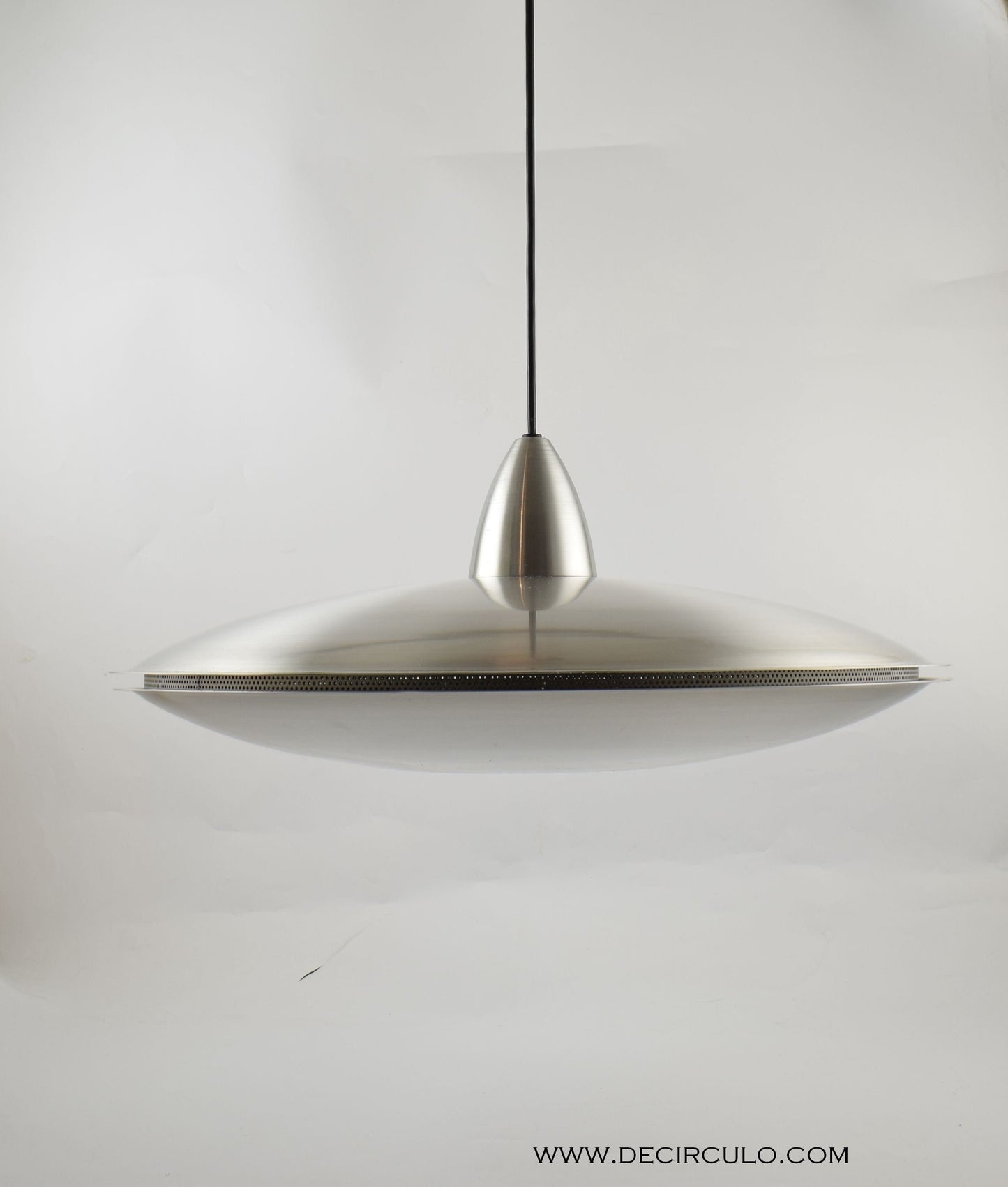Lámpara colgante grande de aluminio de diseño Hala con forma de ovni de la empresa de diseño holandesa Hala.