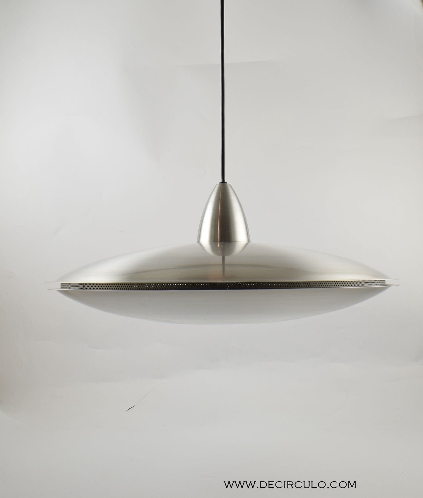 Lámpara colgante grande de aluminio de diseño Hala con forma de ovni de la empresa de diseño holandesa Hala.