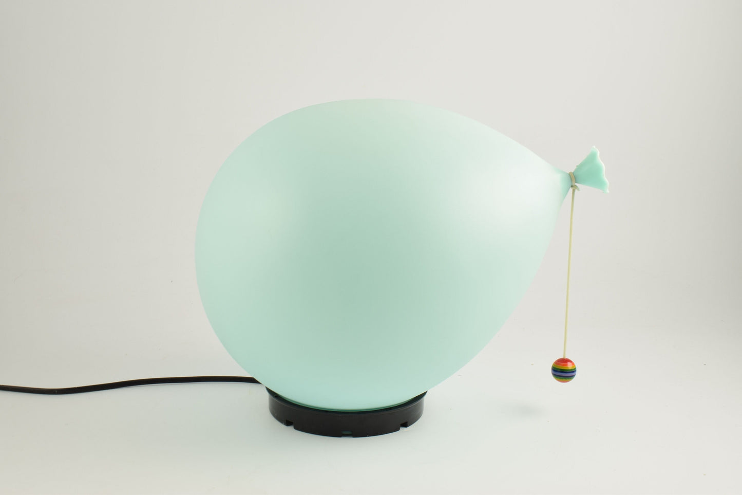 Ballonlamp ontworpen door Yves Christin voor Bilumen tafel- of wand/plafondlamp, Italië jaren 70 diffuser van geblazen kunststof en zwarte ABS voet