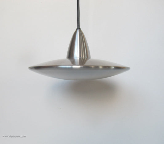 Aluminium hanglamp in de vorm van een ufo van het Nederlandse designbedrijf Hala.