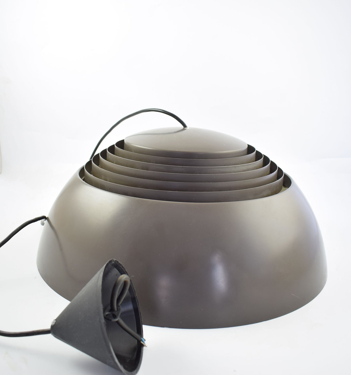 Arne Jacobsen AJ Royal plafondlamp, voor de Scandinavische fabrikant Louis Poulsen, bekend als AJ Royal Pendel donkerbruin/antraciet