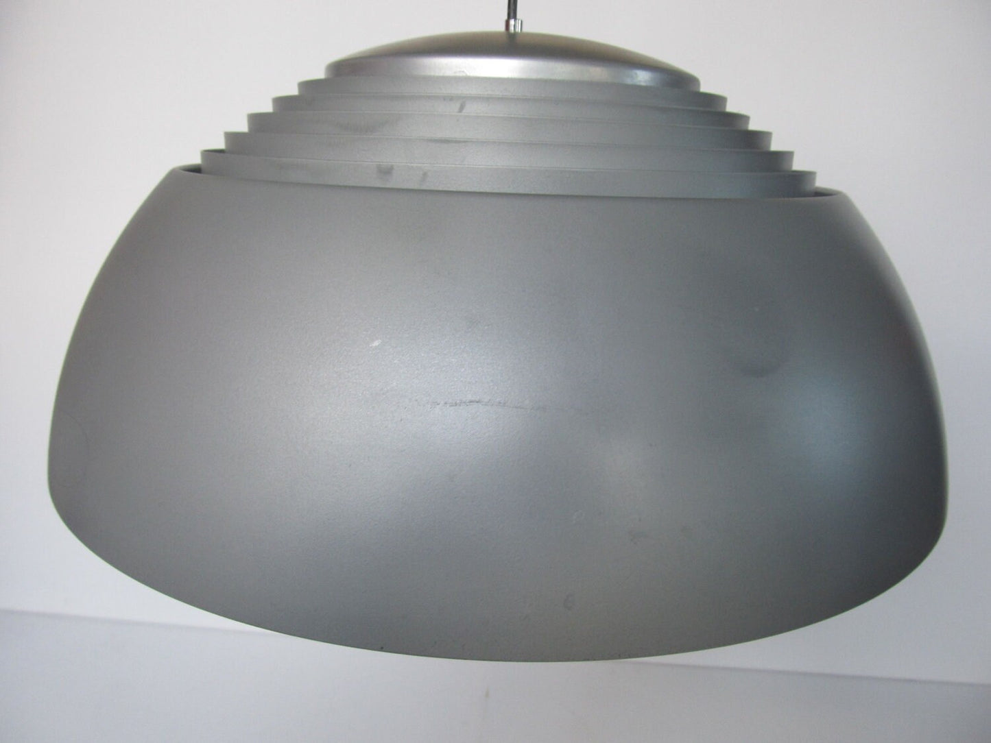 Arne Jacobsen AJ Royal plafondlamp, voor de Deense fabrikant Louis Poulsen, bekend als AJ Royal Pendel