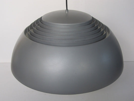 Arne Jacobsen AJ Royal plafondlamp, voor de Deense fabrikant Louis Poulsen, bekend als AJ Royal Pendel
