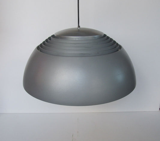 Arne Jacobsen AJ Royal plafondlamp, voor de Deense fabrikant Louis Poulsen, bekend als AJ Royal Pendel