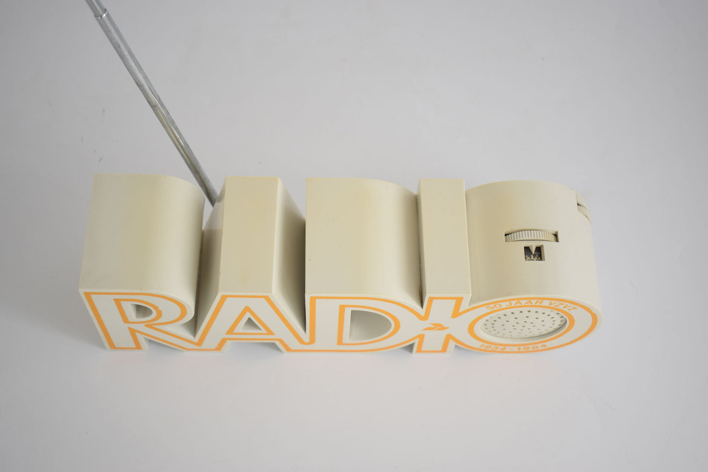 Radio radio Modelo en forma de palabra radio.