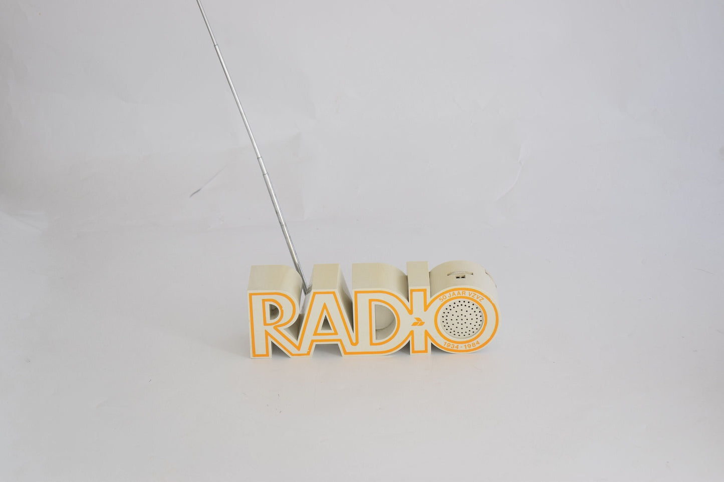 Radio radio Modelo en forma de palabra radio.