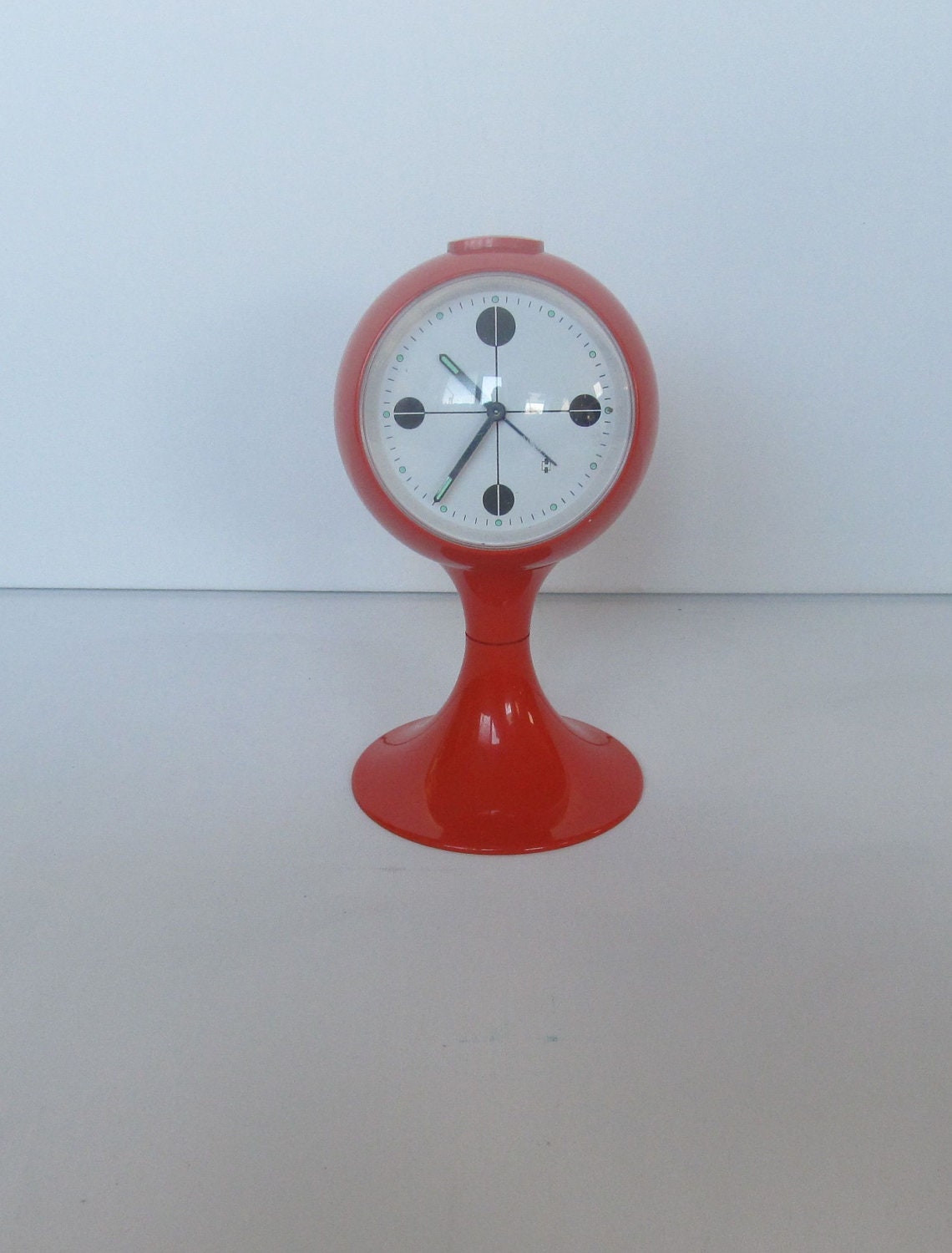 alarm clock, pedestal tulip shape, Space age era plastic alarm clock from the early 1970s made in Germany