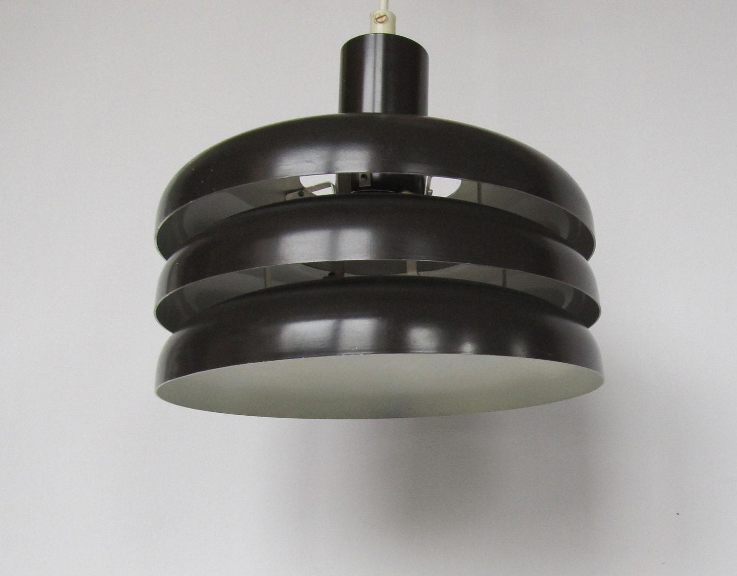 Lámpara colgante Hans Agne Jakobsson para Markaryd, lámpara sueca de diseño medio moderno marrón oscuro