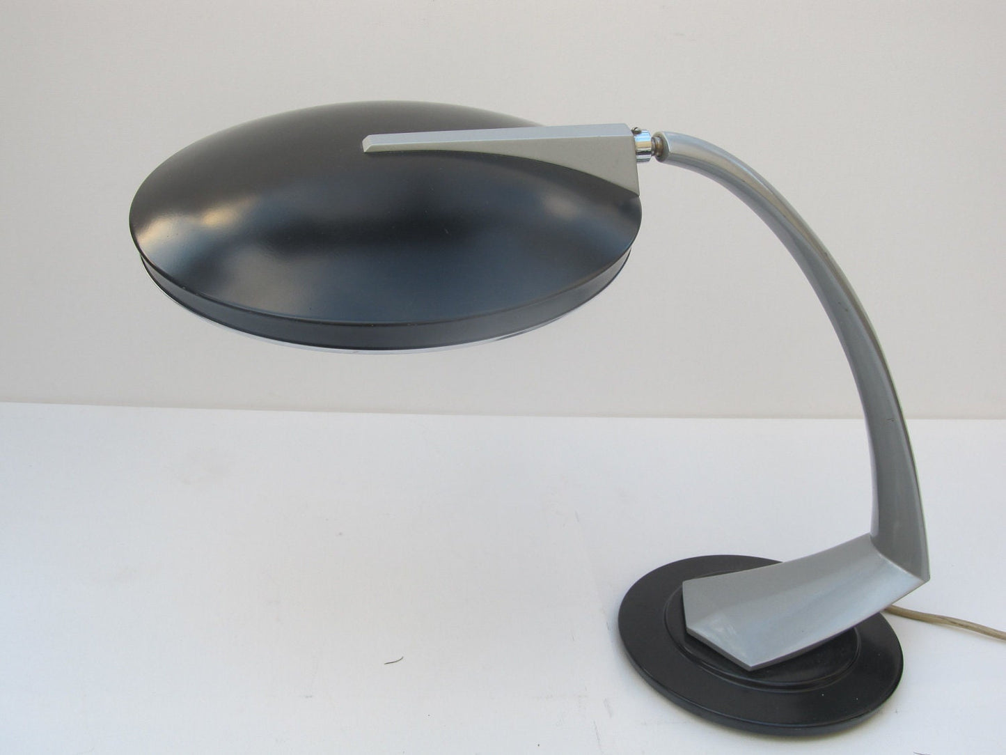 FASE BOOMERANG vintage bureaulamp, bekende design tafellamp uit Spanje