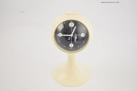 Reloj despertador Blessing con pedestal blanco en forma de tulipán, fabricado en Alemania. Era espacial, hecha de plástico desde principios de los años 1970