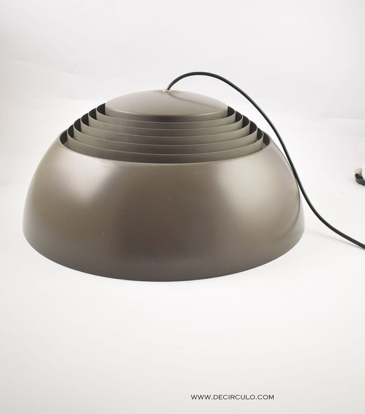 Arne Jacobsen AJ Royal plafondlamp, voor de Scandinavische fabrikant Louis Poulsen, bekend als AJ Royal Pendel donkerbruin/antraciet