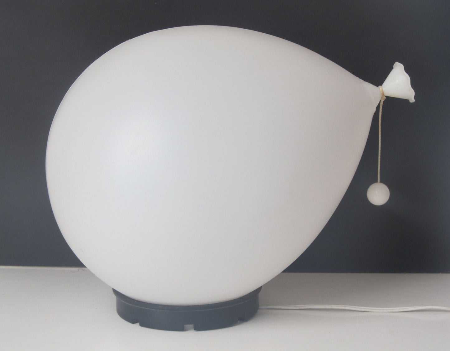 Ballonlamp ontworpen door Yves Christin voor Bilumen tafel- of wand-/plafondlamp, Italië 1975 diffusor van geblazen kunststof en zwarte ABS voet
