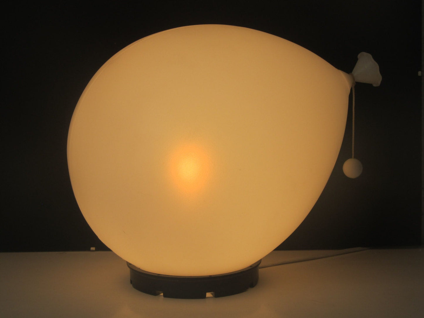 Ballonlamp ontworpen door Yves Christin voor Bilumen tafel- of wand-/plafondlamp, Italië 1975 diffusor van geblazen kunststof en zwarte ABS voet