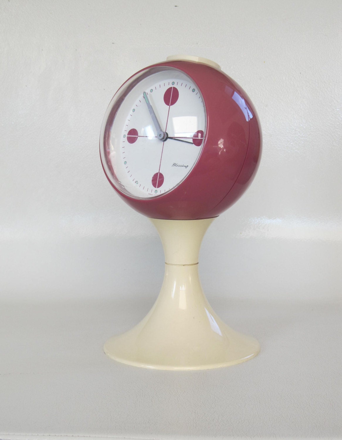 Magenta Blessing alarm clock, white pedestal tulip shape, made in Germany. Space age era, made of plastic from the early 1970s