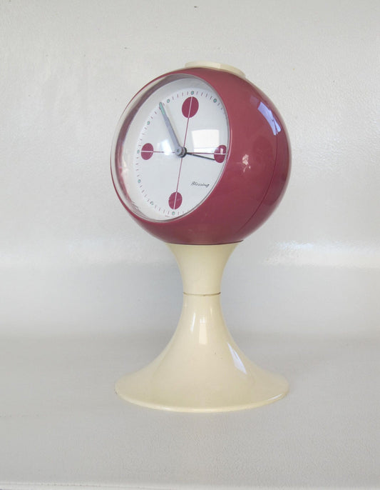 Reloj despertador Magenta Blessing con pedestal en forma de tulipán blanco, fabricado en Alemania. Era espacial, hecha de plástico desde principios de los años 1970