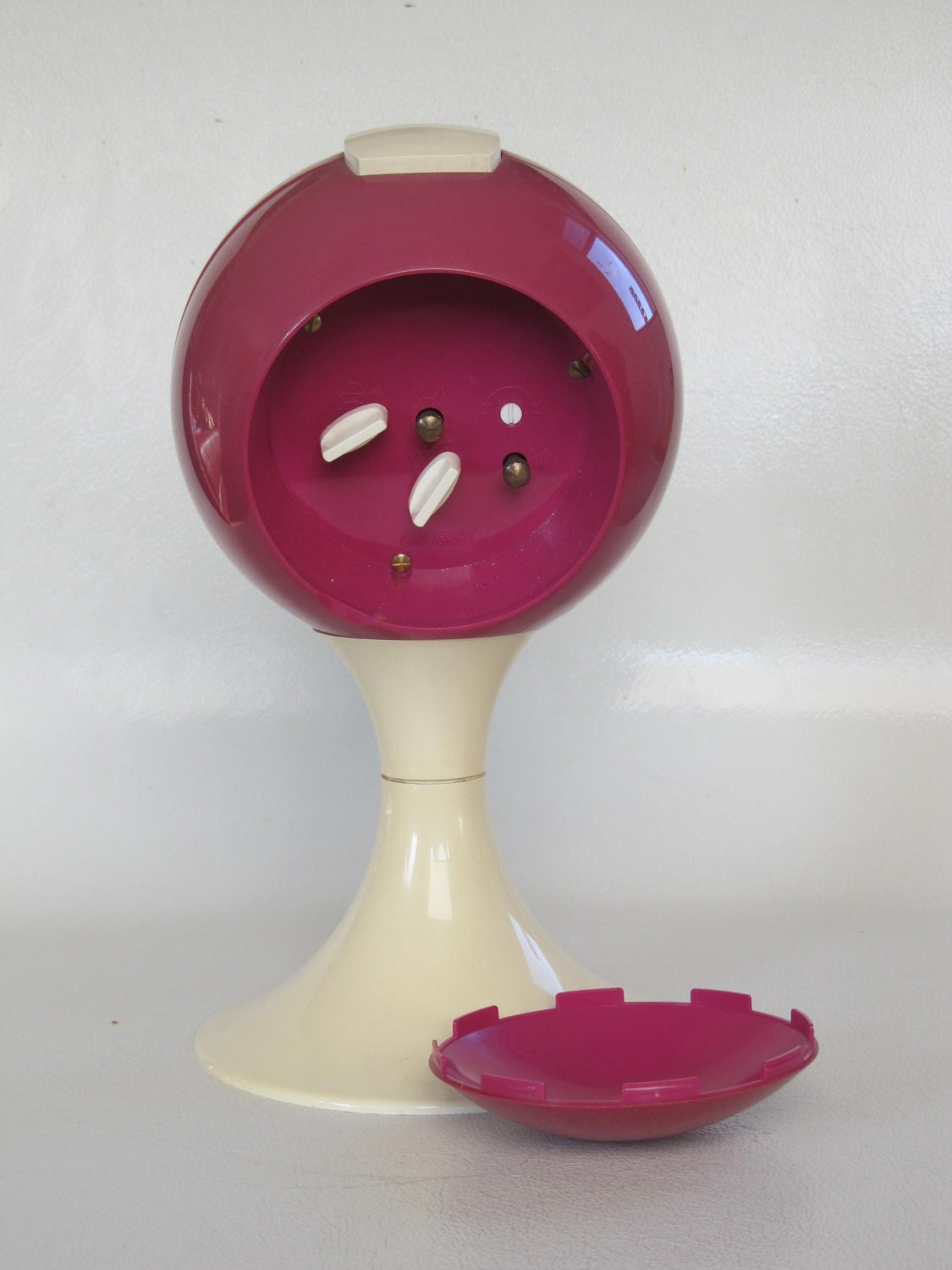 Magenta Blessing alarm clock, white pedestal tulip shape, made in Germany. Space age era, made of plastic from the early 1970s