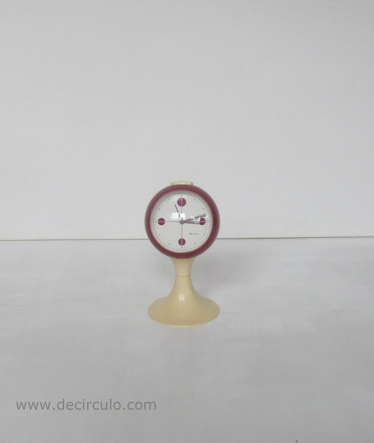 Reloj despertador Magenta Blessing con pedestal en forma de tulipán blanco, fabricado en Alemania. Era espacial, hecha de plástico desde principios de los años 1970