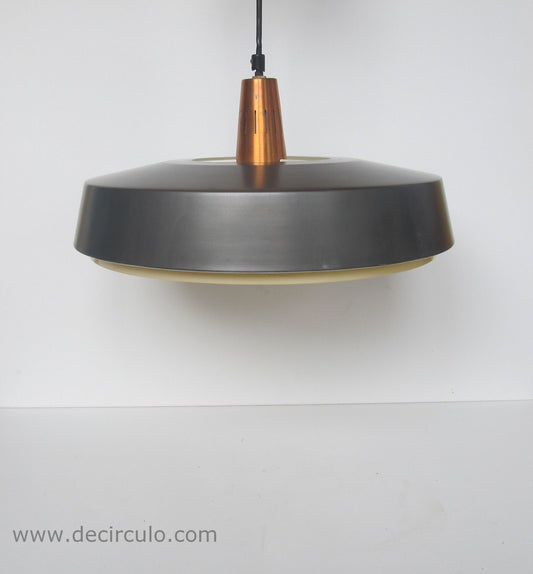 Lámpara colgante moderna de mediados de siglo.