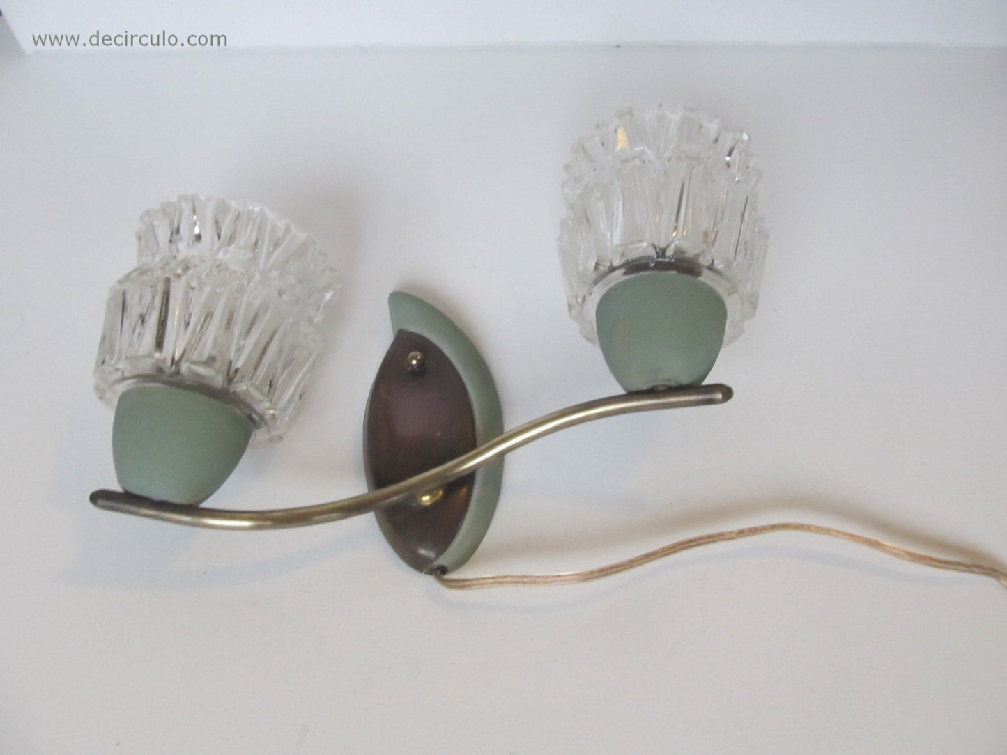 Apliques de mediados de siglo, apliques de latón con copas de cristal del año 1960.