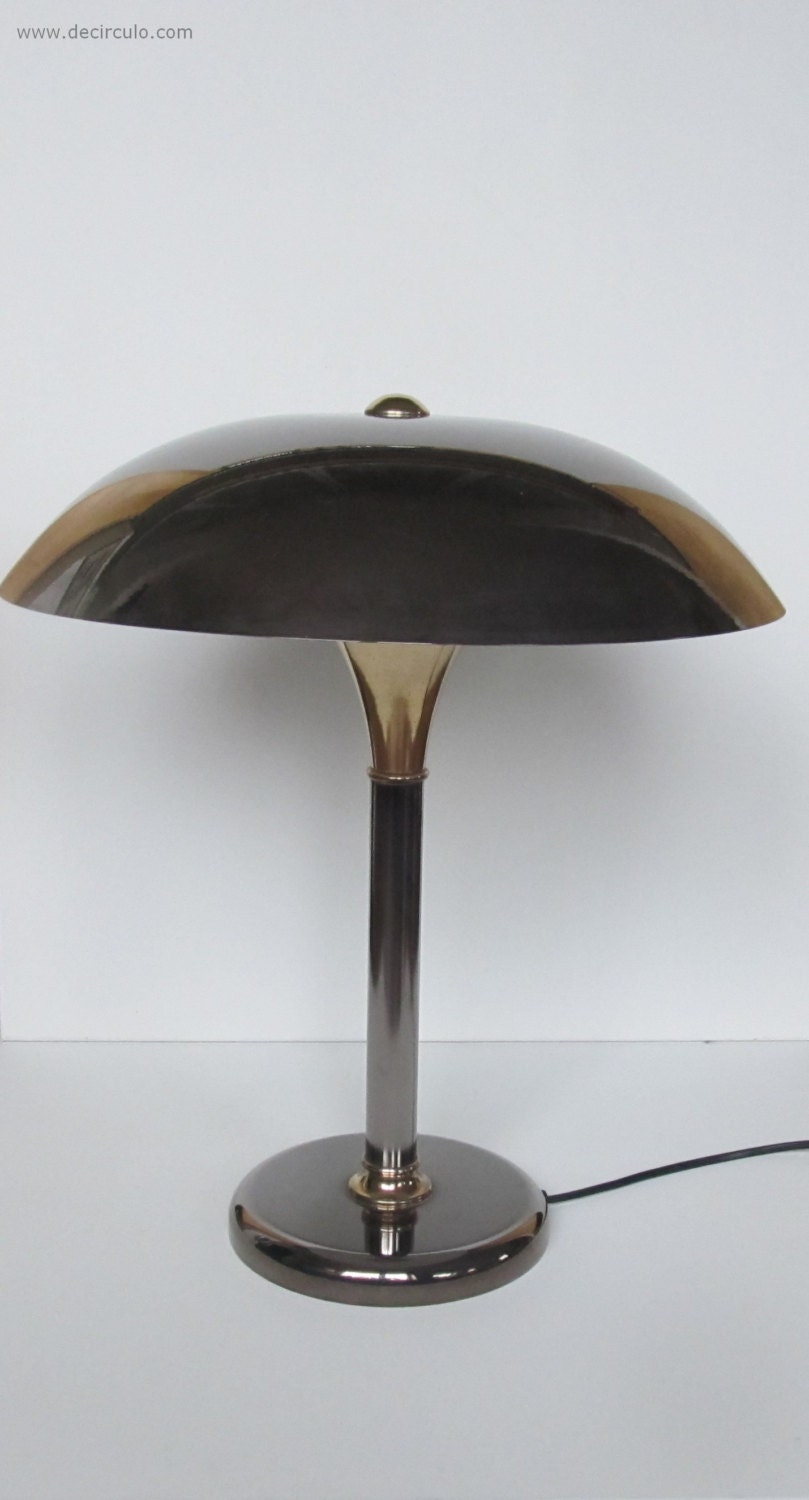 Preciosa lámpara de mesa francesa con pantalla de metal de los años 80