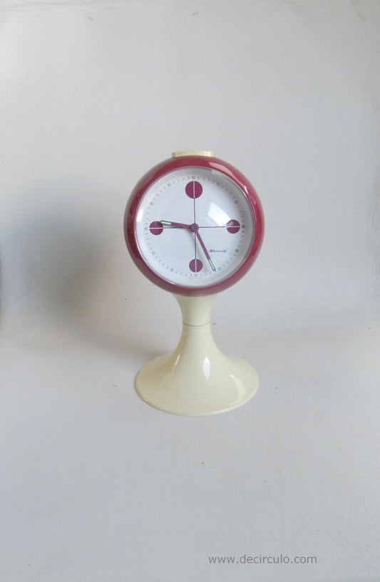 Reservado para A...Reloj Magenta Blessing, pedestal blanco con forma de tulipán, fabricado en Alemania. Era espacial, hecha de plástico desde principios de los años 1970