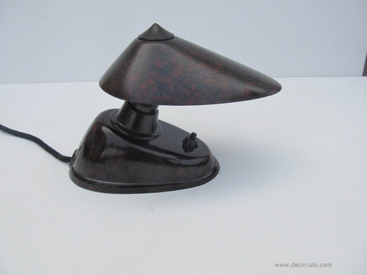 Pequeña lámpara de mesa de baquelita que también se puede utilizar como aplique
