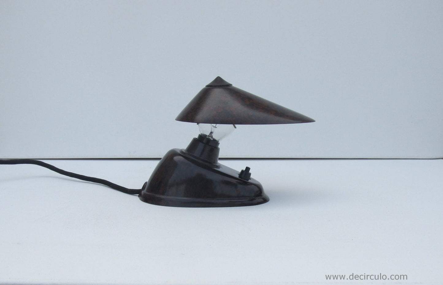 Pequeña lámpara de mesa de baquelita que también se puede utilizar como aplique