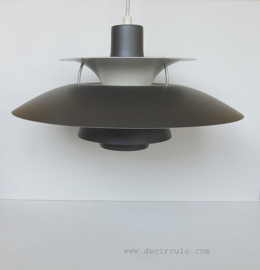 Lámpara colgante PH5 de Louis Poulsen Diseño: Poul Henningsen. Gris oscuro