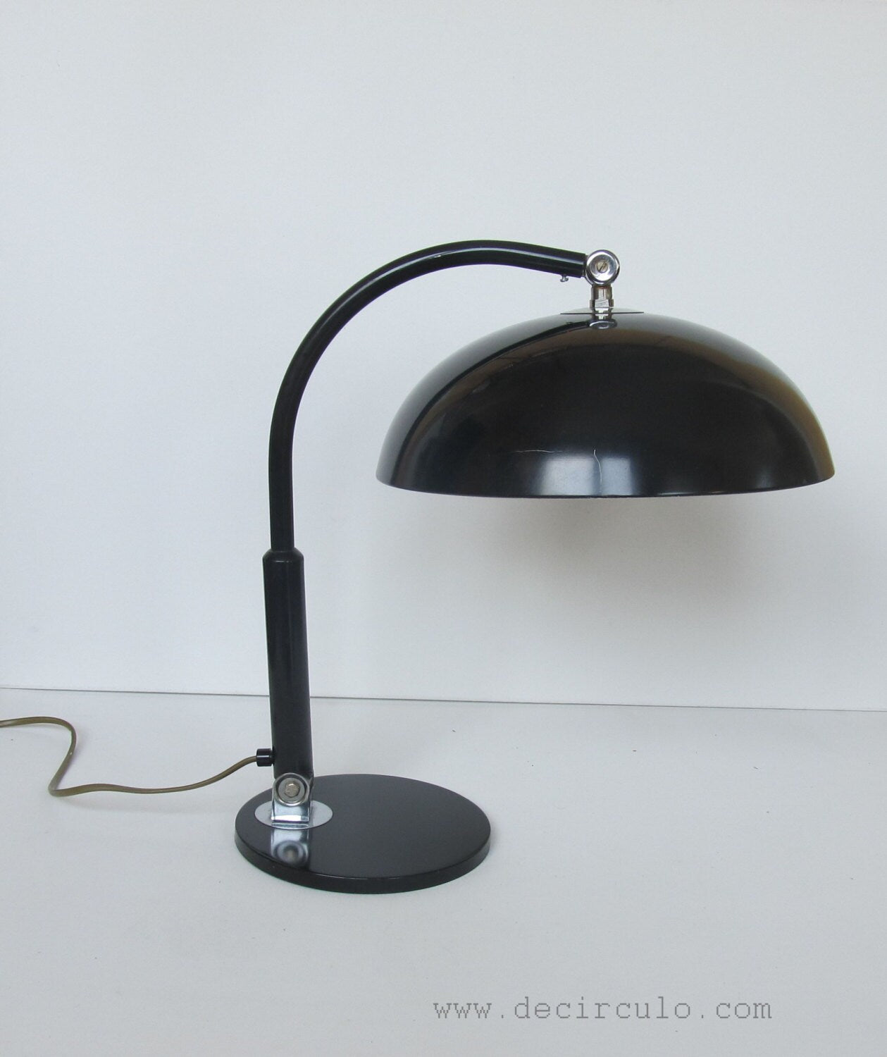 Hala Bureaulamp Model 144 ontworpen Busquet, bekende design tafellamp uit Nederland