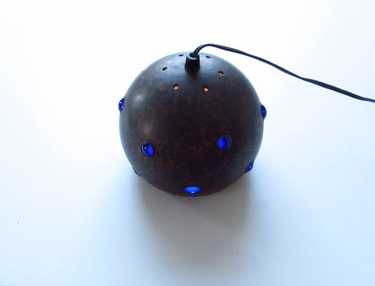 Bola de cobre Raak Amsterdam con vidrio soplado azul en el interior por nanny still mckinney