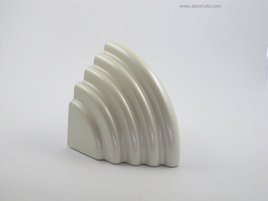 Kazuhide Takahama para Sirrah modelo Tuki Apliques de metal pesado estilo art déco, lámparas de pared de metal blanco de los años 80