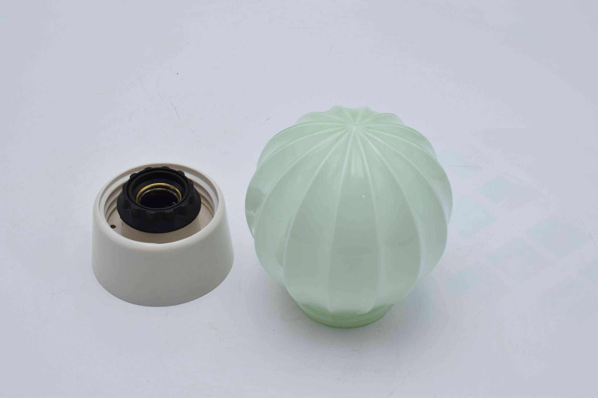 thabur lamp, art deco nouveau, french deco lamp, dutch glass, René Lalique, Le Corbusier, Jean Dunand, Sonia Delaunay, Chrysler new york, bauhaus, toilet light, titanic lamp, tiffany lamp