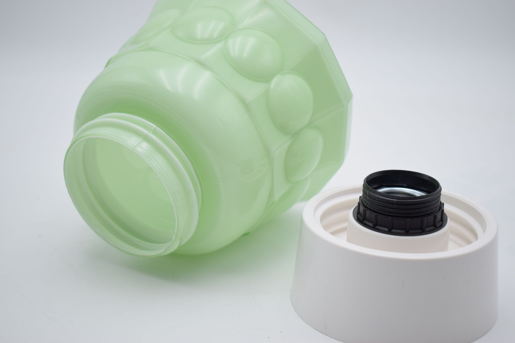 thabur lamp, art deco nouveau, french deco lamp, dutch glass, René Lalique, Le Corbusier, Jean Dunand, Sonia Delaunay, Chrysler new york, bauhaus, toilet light, bathroom lamp