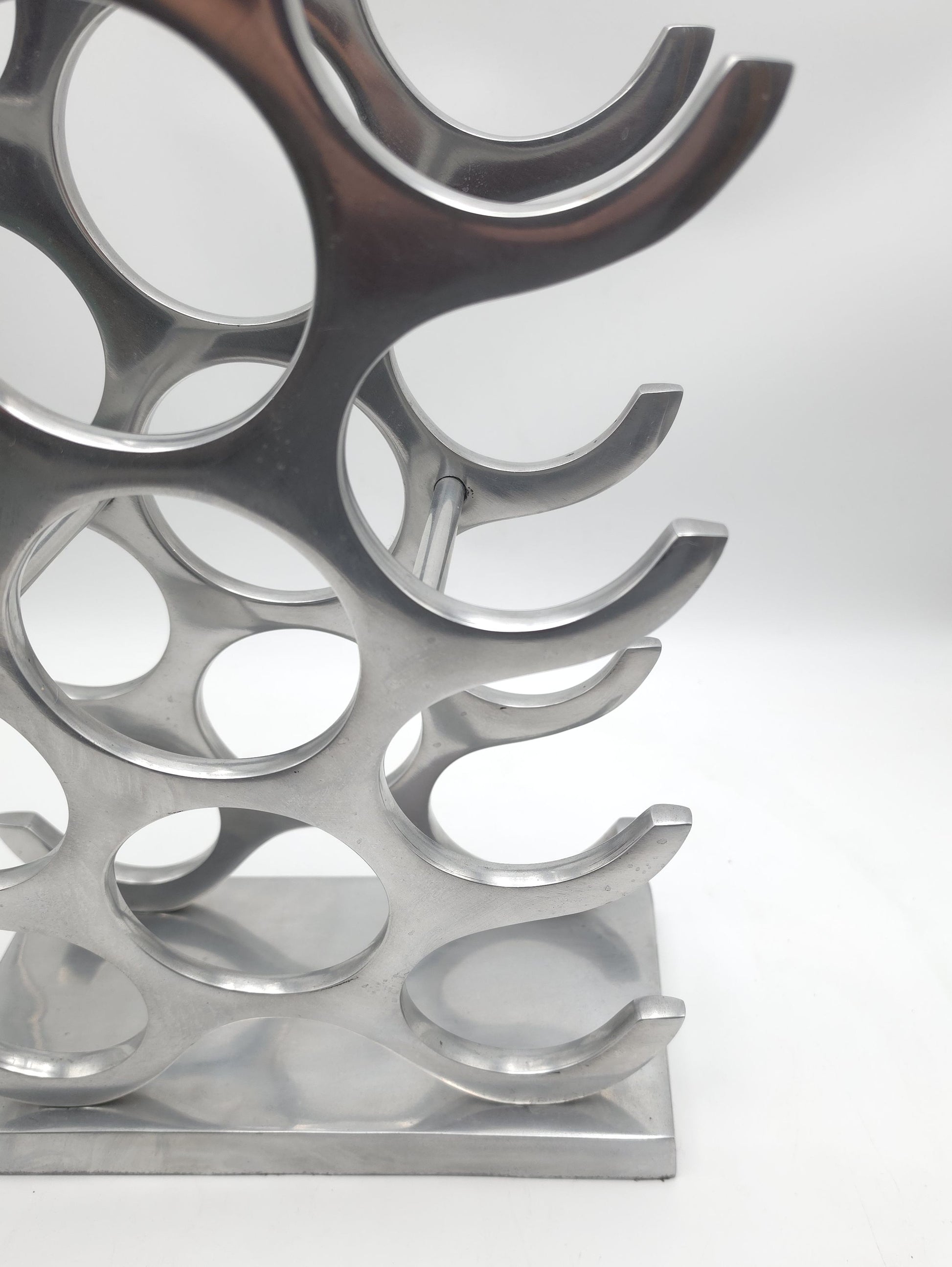 wine rack metal, michael noll, German design, Barolo italy, kitchen design, Château Margaux, Opus One, Marqués de Riscal, modernist decor, bottle holder, industrial interior, wine bottle stand, kitchen storage