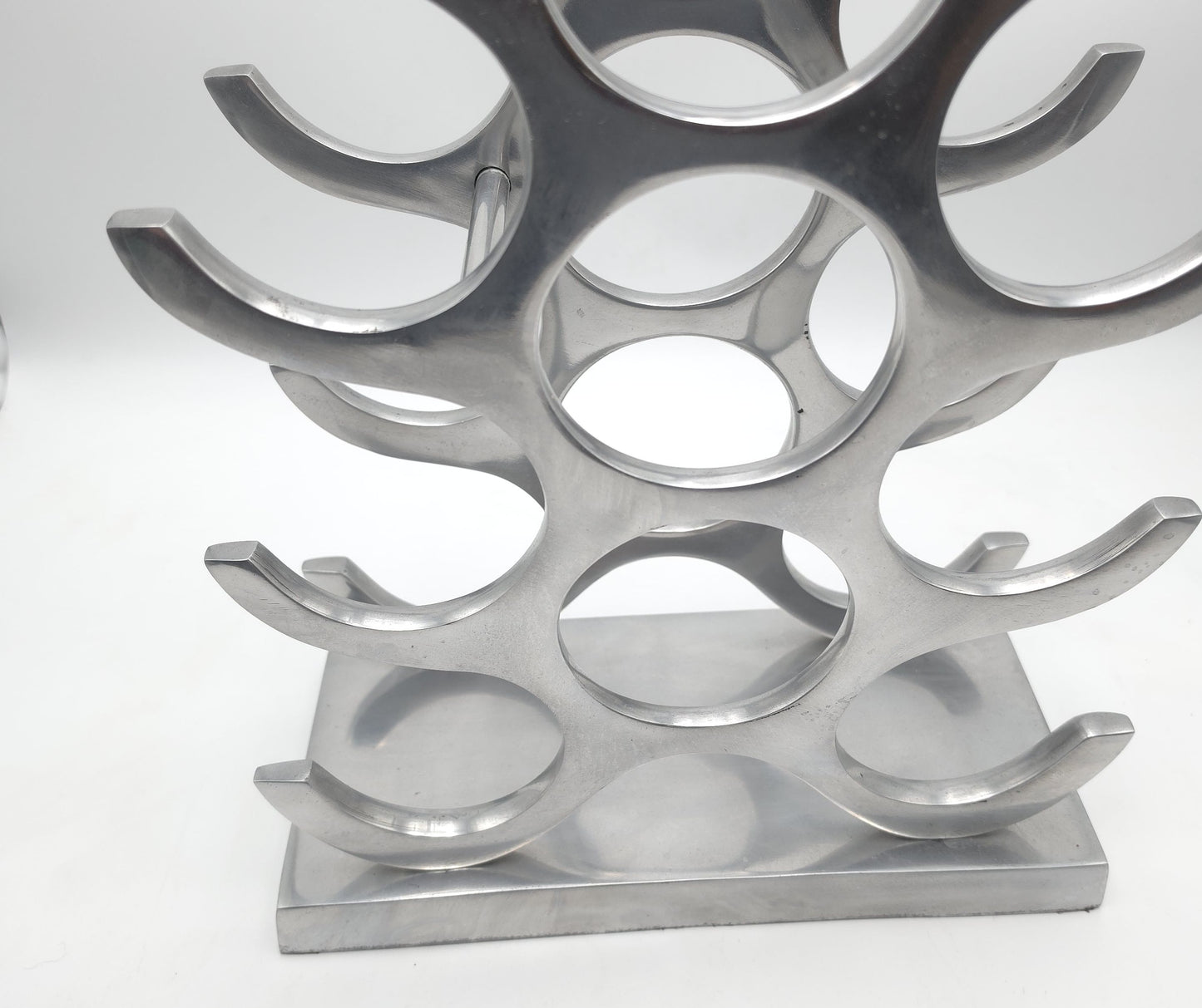 wine rack metal, michael noll, German design, Barolo italy, kitchen design, Château Margaux, Opus One, Marqués de Riscal, modernist decor, bottle holder, industrial interior, wine bottle stand, kitchen storage